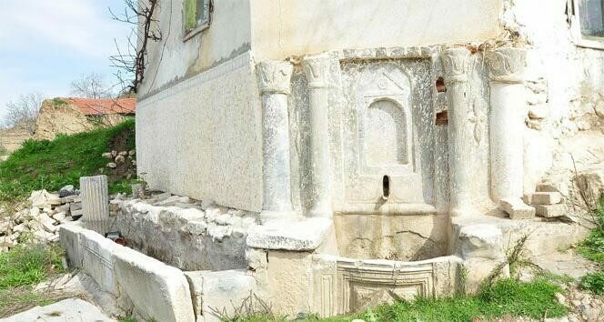 Roma dönemi mermer çeşme tahrip edildi Bursa’nın İznik ilçesine bağlı Yukarı Göllüce köyünde, kültür varlığı olarak