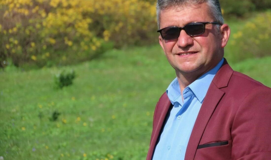 Sahnede kalp krizi geçiren sanatçı toprağa verildi Bursa’nın Gemlik ilçesinde sahnede şarkı söylediği sırada kalp krizi geçirmesi