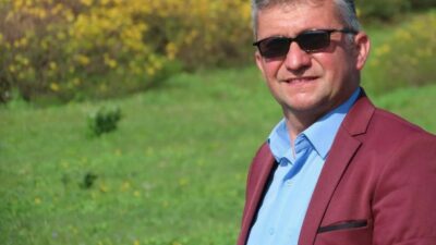 Bursa’nın Gemlik ilçesinde sahnede şarkı söylediği sırada kalp krizi geçirmesi