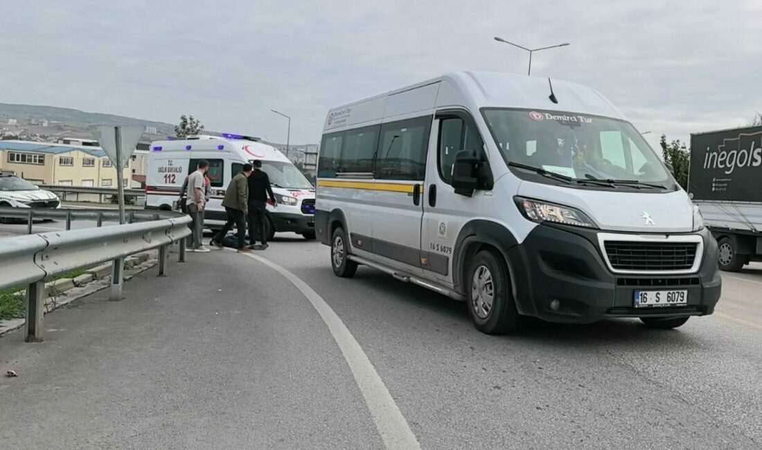 Servis minibüsünün çarptığı yaşlı adam ağır yaralandı. Bursa’da kavşaktan dönüş yapan minibüs, yol kenarında yürüyen yaşlı adama