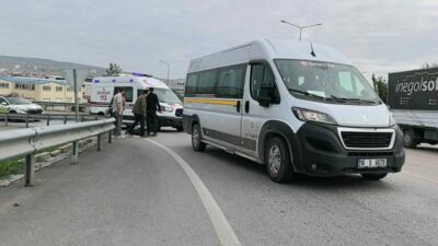 Bursa’da kavşaktan dönüş yapan minibüs, yol kenarında yürüyen yaşlı adama