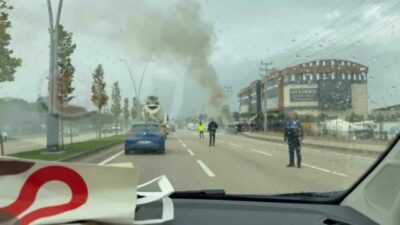 Bursa’nın Nilüfer ilçesinde seyir halindeki bir otomobilden dumanlar yükselmeye başladı.