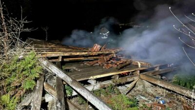 Bursa’nın İnegöl ilçesinde tarladaki 2 baraka alev alev yandı. Yangın