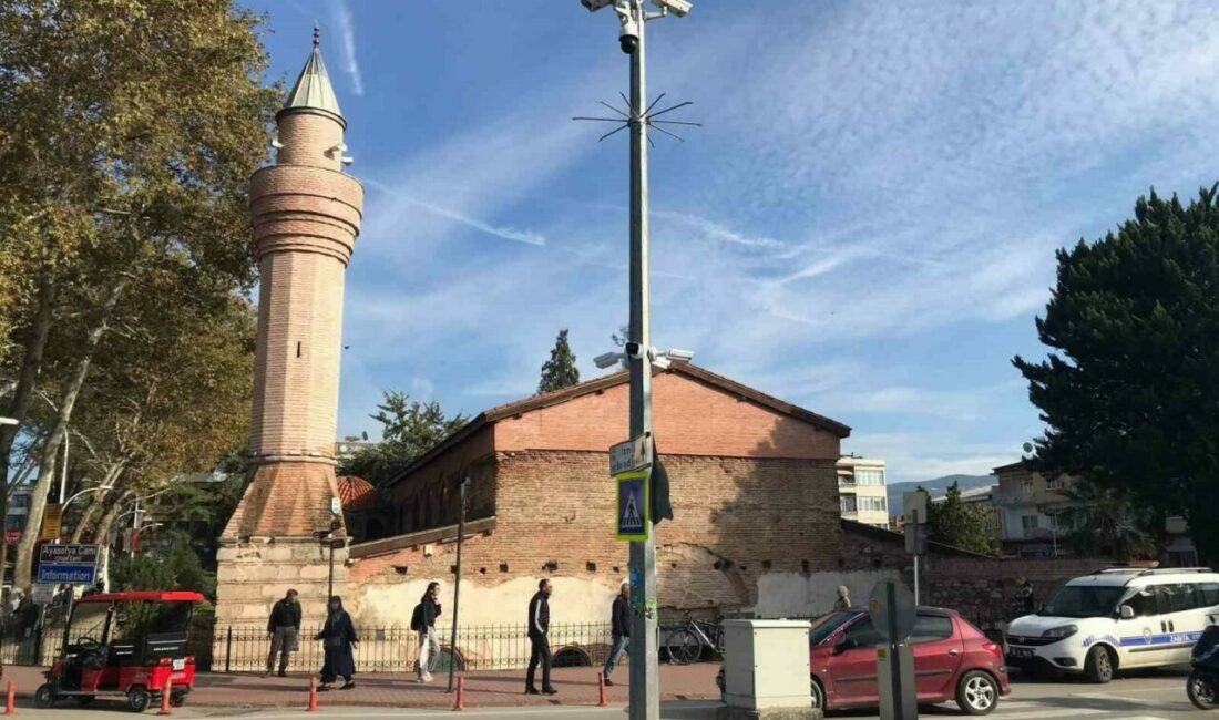 Bursa’nın İznik ilçesinde 602 yıllık tarihi caminin minaresi sapasağlam dururken