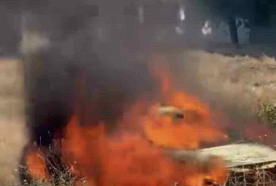 Terk edilmiş otomobil alev alev yandı Bursa’nın Osmangazi ilçesinde arsaya bırakılan bir otomobil henüz bilinmeyen bir