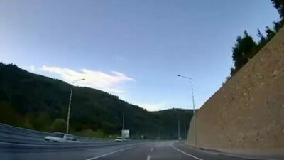 Bursa’nın Doğancı Tüneli’nden çıkan Tofaş Şahin otomobilin sürücüsü, ters yöne