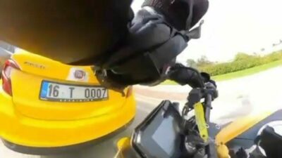 Bursa’da seyir halindeki motosiklet sürücüsü, önünde duran taksiyi görmeyip çarptı.