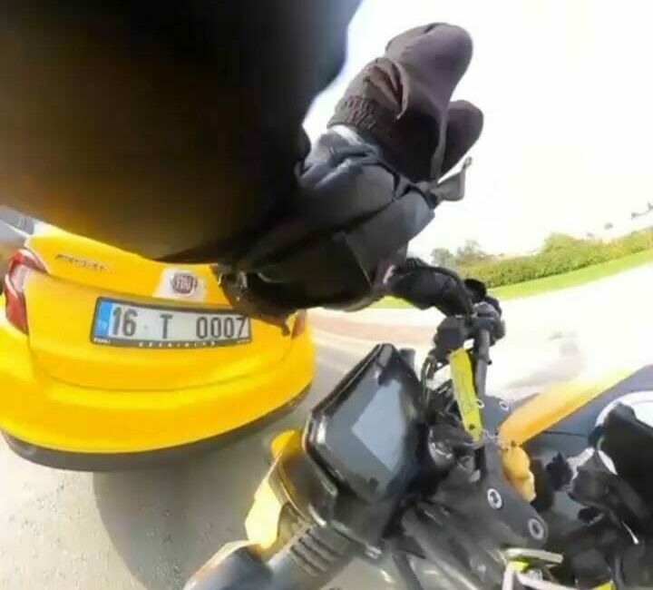 Bursa’da seyir halindeki motosiklet sürücüsü, önünde duran taksiyi görmeyip çarptı.