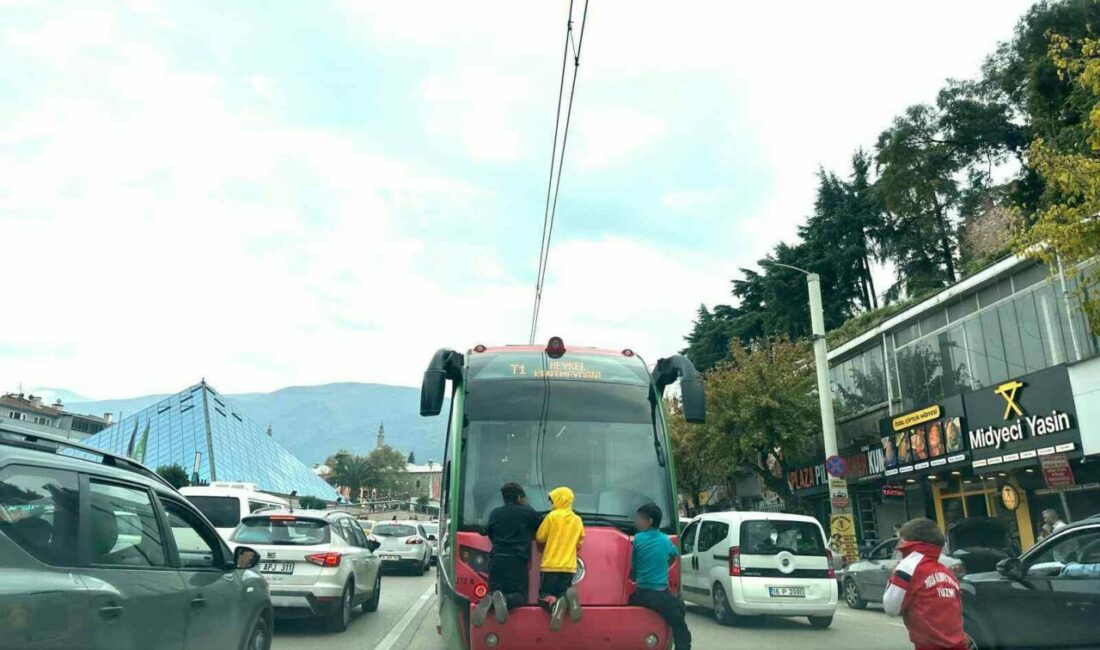 Tramvayın arkasına tutunup ölümle burun buruna geldiler Bursa’da dört çocuk, seyir halindeki tramvayın arkasına tutunarak tehlikeli bir