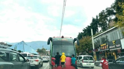 Bursa’da dört çocuk, seyir halindeki tramvayın arkasına tutunarak tehlikeli bir