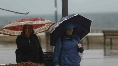 Türk Hava Kuvvetleri’nin akrobasi timi Türk Yıldızları’nın Bursa’nın Mudanya ilçesinde