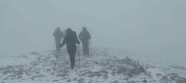 Uludağ’da yılın ilk karını zirvede kutladılar Bursa’da bir grup dağcı Uludağ’da mevsimin ilk karı için zirveye