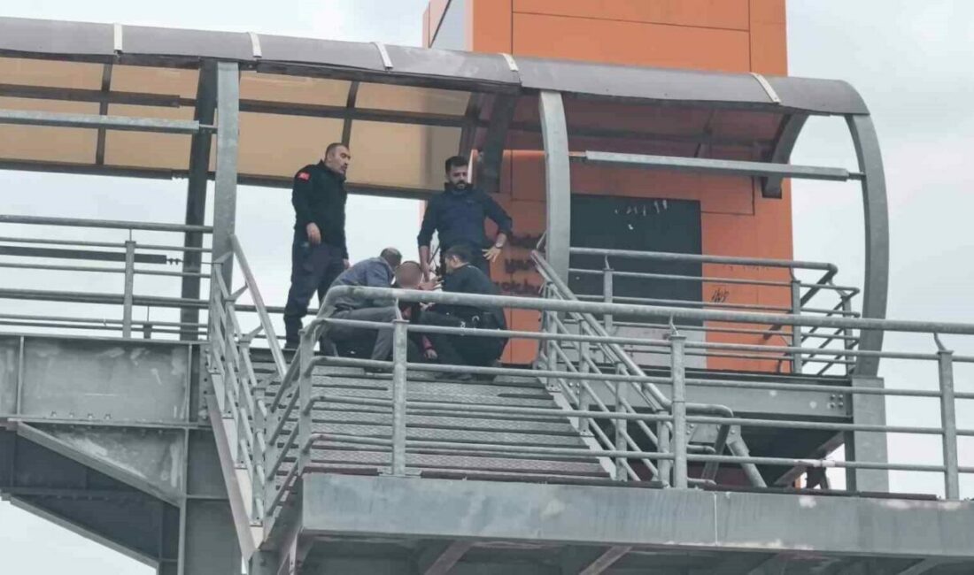 Üst geçitten indirildi, herkes alkışladı Bursa’nın İnegöl ilçesinde, eşinin ayrılmak istediği şahıs girdiği bunalım sonucu