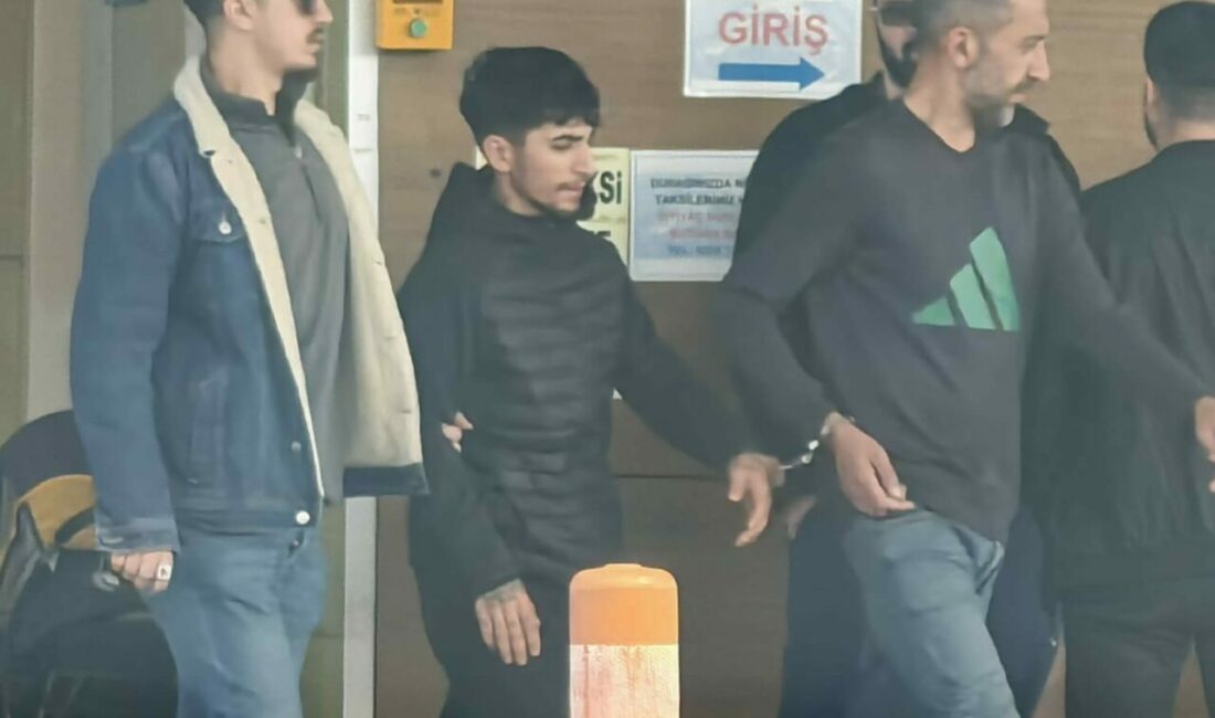 Uyuşturucu satıcıları suçüstü yakalandı Bursa’nın İnegöl ilçesinde Narkotik Büro Amirliği ekipleri uyuşturucu taciri iki