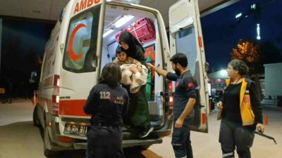 Üzerine çaydanlık devrilen çocuk yaralandı Bursa’nın İnegöl ilçesinde üzerine çaydanlık devrilen 3 yaşındaki çocuk hastanede