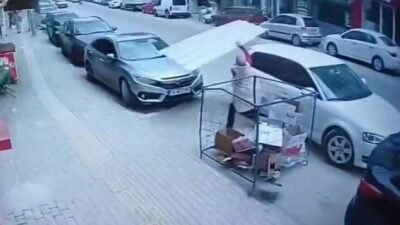 Bursa’nın Mustafakemalpaşa ilçesinde kısa süreli etkili olan rüzgar, Balıkesir Caddesi’nde