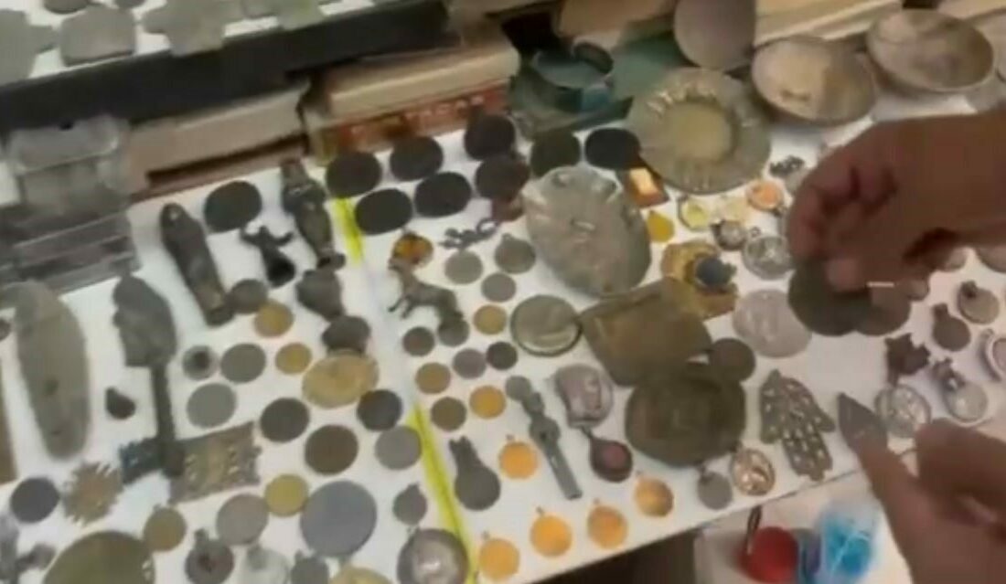 Yatak odasından Bizans ve Osmanlı dönemine ait hazine çıktı Bursa Polisi, tarihi eser kaçakçısı bir şahsa yönelik bir ikamet