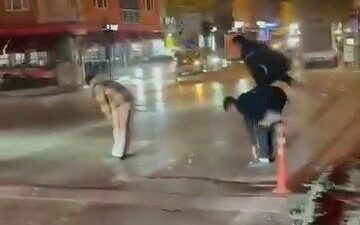 Bursa’da dört genç caddenin karşısına birdirbir oynayarak geçti. O anlar