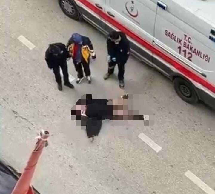 Yolun ortasında yatan kadın, sinir krizi geçirdi Bursa’da sabahın ilk ışıklarında yol ortasında sinir krizi geçiren kadın,