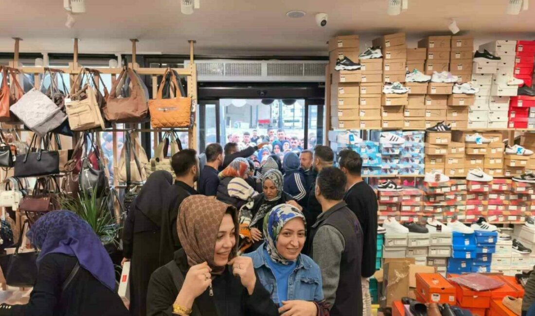 Bursa’nın İnegöl ilçesinde bir mağaza, açılışa özel ürünleri 10 liradan