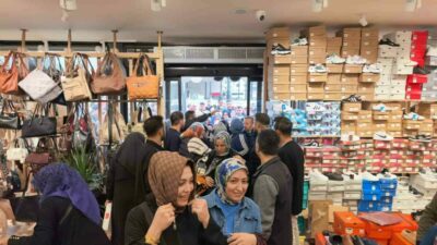 Bursa’nın İnegöl ilçesinde bir mağaza, açılışa özel ürünleri 10 liradan