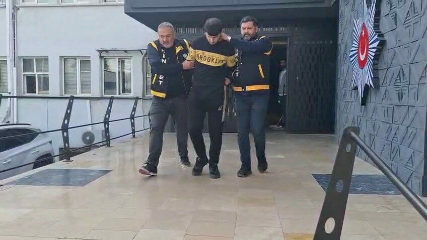 45’ten fazla bıçak darbesiyle eşini öldüren şüpheli adliyeye sevk edildi Bursa’nın Yıldırım ilçesinde 20 yaşındaki genç kadın, tartıştığı eşi tarafından