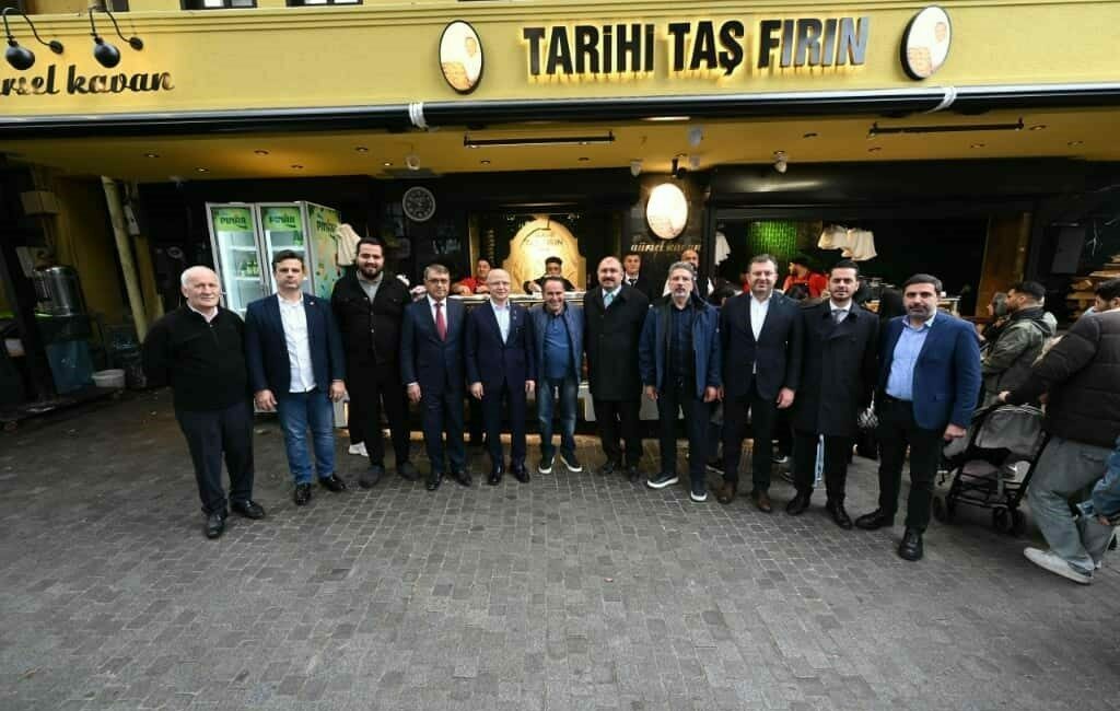 AK Parti Bursa İl Başkanı Davut Gürkan çarşı esnafıyla bir araya geldi AK Parti Bursa İl Başkanı Davut Gürkan, Bursa Esnaf ve