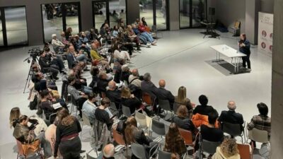 Nilüfer Belediyesi’nin Pancar Deposu’nda gerçekleştirdiği Nilüfer Felsefe Buluşmaları’nın bu ayki