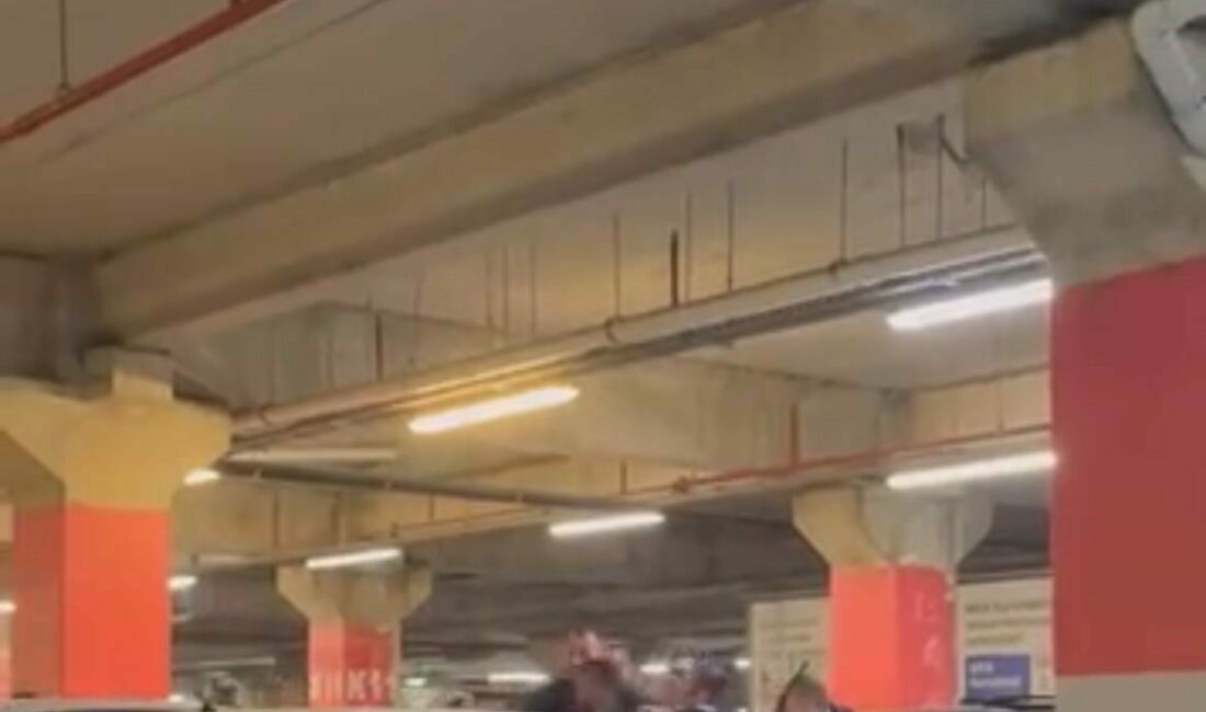 Bursa’da bulunan bir alışveriş merkezinin kapalı otoparkında iki aile arasında