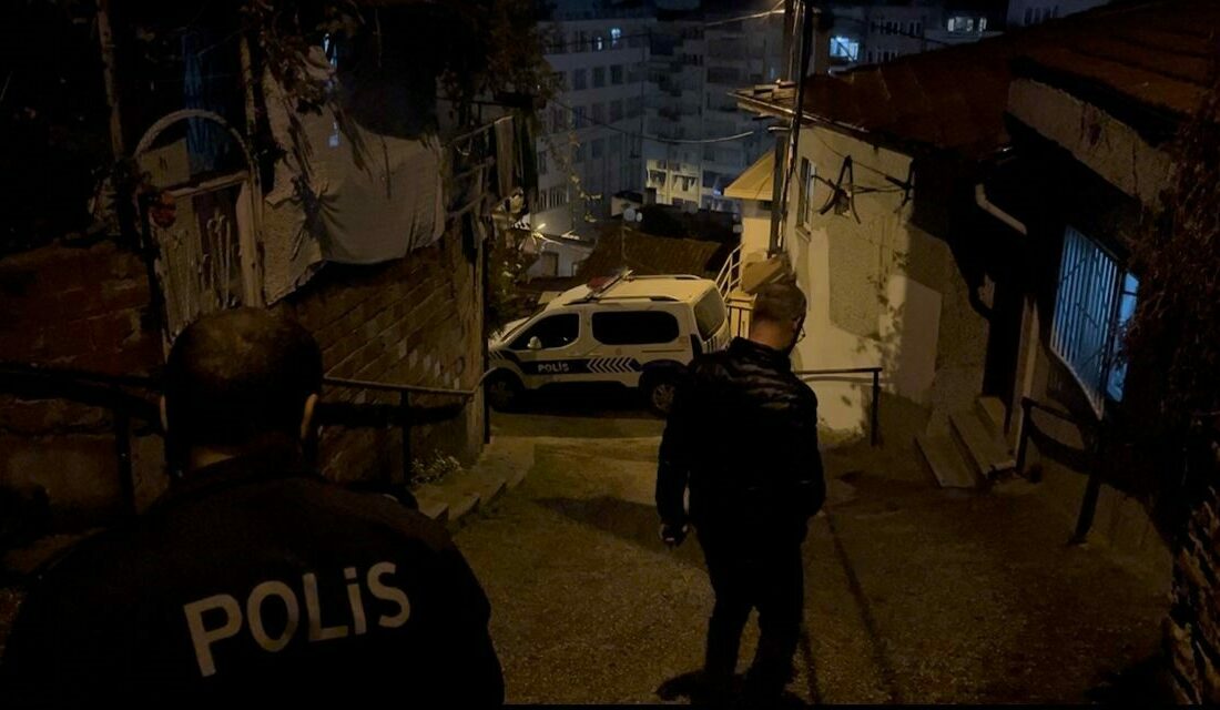 Bursa’da bahçeye çıkan kadın cesetle karşılaştı Bursa’nın Osmangazi ilçesinde evinin bahçesine çıkan yaşlı kadın, cesetle karşılaştı.