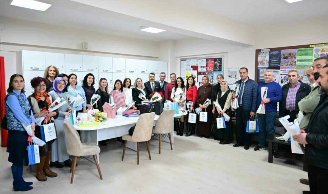 Yıldırım Belediye Başkanı Oktay Yılmaz, 24 Kasım Öğretmenler Günü’nde, ilçede