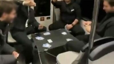 Bursa’da metro içerisinde masa kuran gençler, vatandaşların şaşkın bakışları arasında