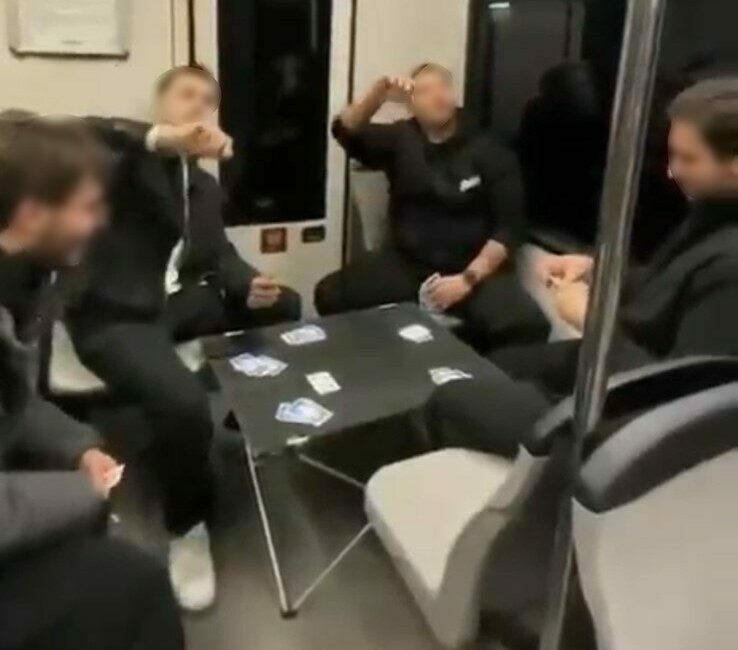 Bursa’da metro içerisinde masa kuran gençler, vatandaşların şaşkın bakışları arasında