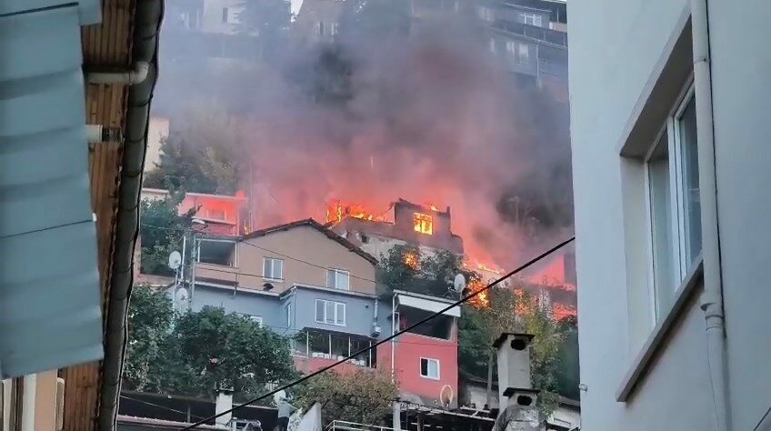 Bursa’da 2 katlı bina alevlere teslim oldu, o anlar havadan dronla görüntülendi Bursa’nın Uludağ eteklerinde bulunan Mollafenari Mahallesi’nde 2 katlı evde çıkan