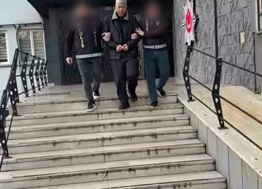 Bursa’da 56 yıl hapis cezasıyla aranan firariye nefes kesen operasyon Bursa Emniyet Müdürlüğü ekipleri tarafından aranan şahısların yakalanmasına yönelik yürütülen
