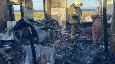Bursa’nın Mudanya ilçesinde çıkan yangında bir ev küle dönerken, yanındaki