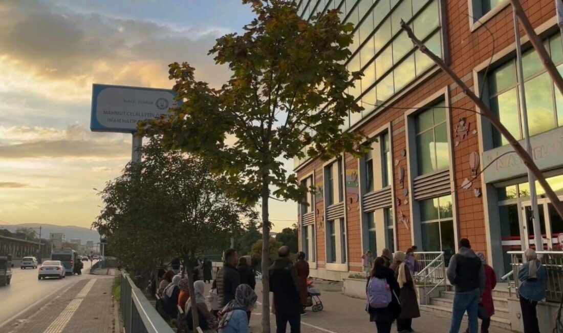 Bursa’da bir okulda satılan tarihi geçmiş profiterol tatlısı tüketen 8