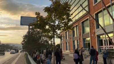 Bursa’da bir okulda satılan tarihi geçmiş profiterol tatlısı tüketen 8