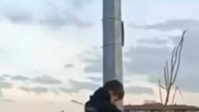 Bursa’da direkte rüzgâr nedeniyle katlanan Türk bayrağını fark eden üç