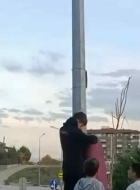 Bursa’da direkte rüzgâr nedeniyle katlanan Türk bayrağını fark eden üç