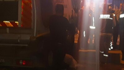 Bursa’nın Karacabey ilçesinde pazar yerinde geri manevra yapan çöp kamyonunun