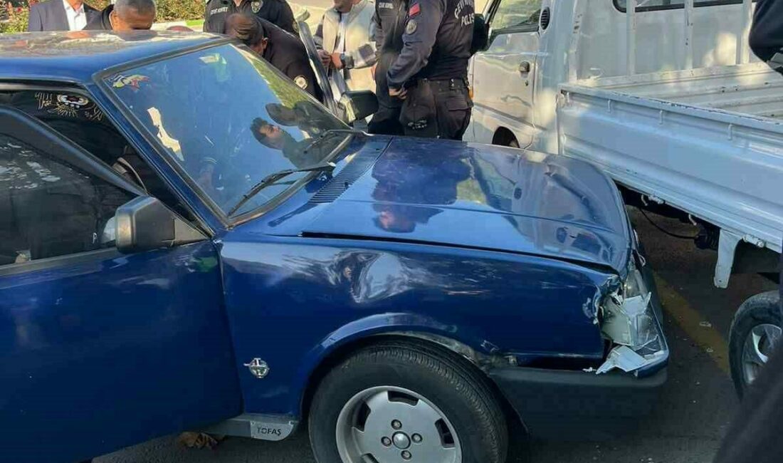 Bursa’da direksiyon hakimiyetini kaybeden sürücü kamyonete çarptı Bursa’da meydana gelen kazada otomobil sürücüsü kamyonete çarptı. Kaza, Gemlik