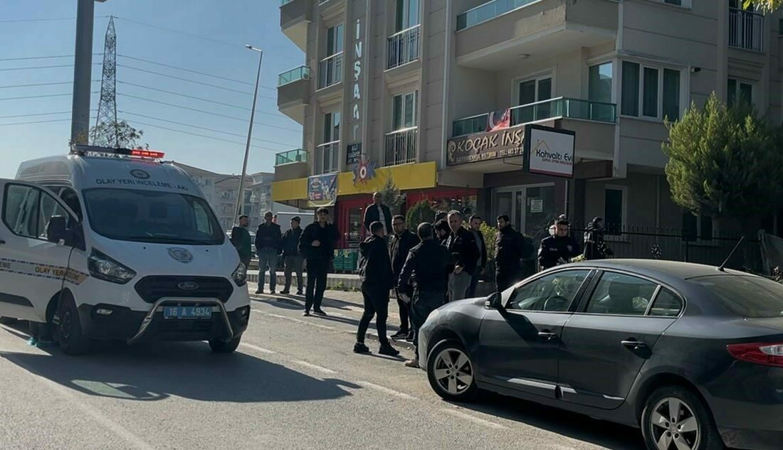 Bursa’da eski sevgili dehşeti: Kafede başlayan tartışma kanlı bitti Bursa’nın Nilüfer ilçesinde 1 kişi, takip ettiği eski sevgilisini kafede