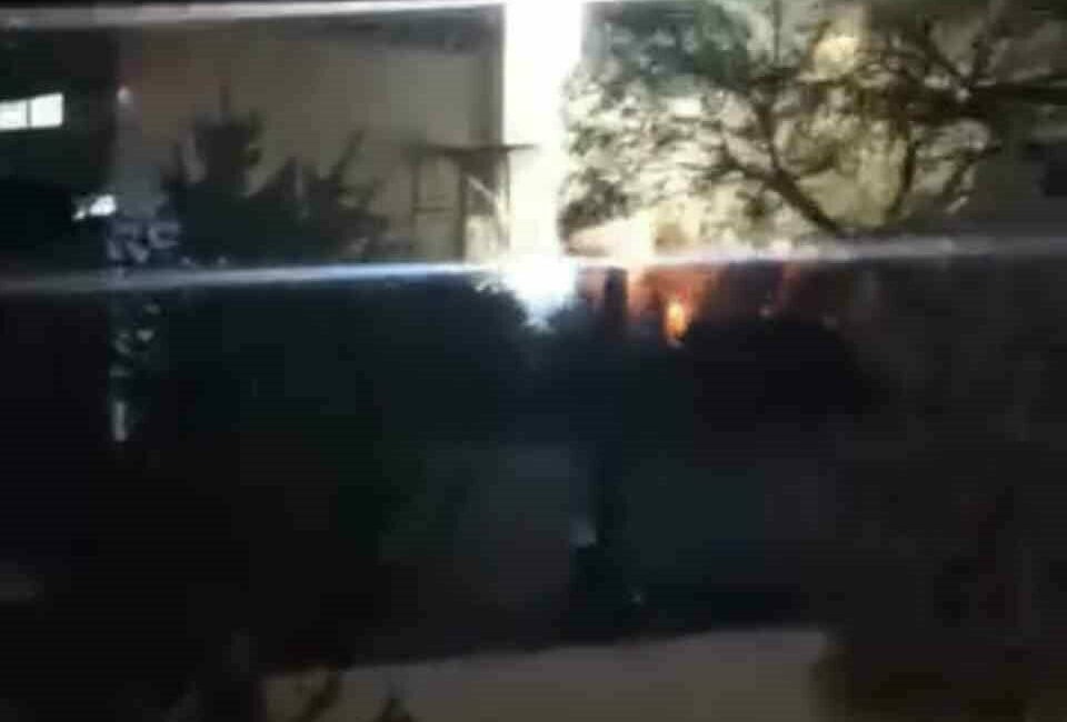 Bursa’da fabrika yangını Bursa’da bir fabrikada çıkan yangına itfaiye ekipleri müdahale ediyor. Nilüfer