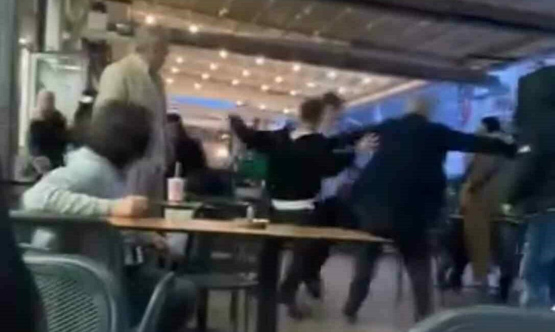 Bursa’da gençlerin meydan muhaberesi kamerada Bursa’da gençler arasında çıkan kavga, çevredeki bir vatandaşın cep telefonu