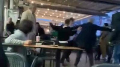 Bursa’da gençler arasında çıkan kavga, çevredeki bir vatandaşın cep telefonu