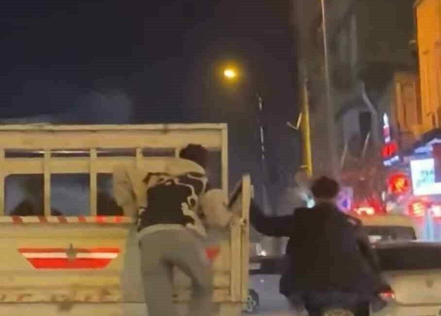 Bursa’da gençlerin tehlikeli yolculuğu kamerada Bursa’nın İnegöl ilçesinde iki gencin trafikte yaptığı tehlikeli yolculuk amatör