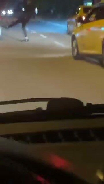 Bursa’da korsan taşımacılık yapan sürücüyü taksiciler kovaladı Bursa’da taksi sürücüleri, korsan taşımacılık yaptığı iddia edilen sürücüyü araya