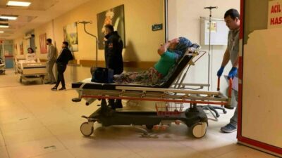 Bursa’nın Kestel ilçesinde meydana gelen kazada lastiği patlayan otomobil şarampole