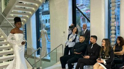 Bursa’da düzenlenen gelinlik defilesi, ünlü sanatçı Mehmet Çevik’in katılımıyla adeta